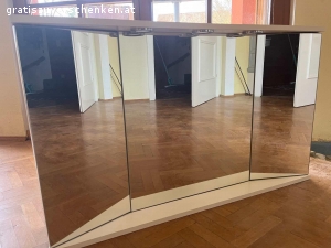 Spiegelschrank für Badezimmer. Spiegelschrank Seitenteile aufklappbar zu verschenken