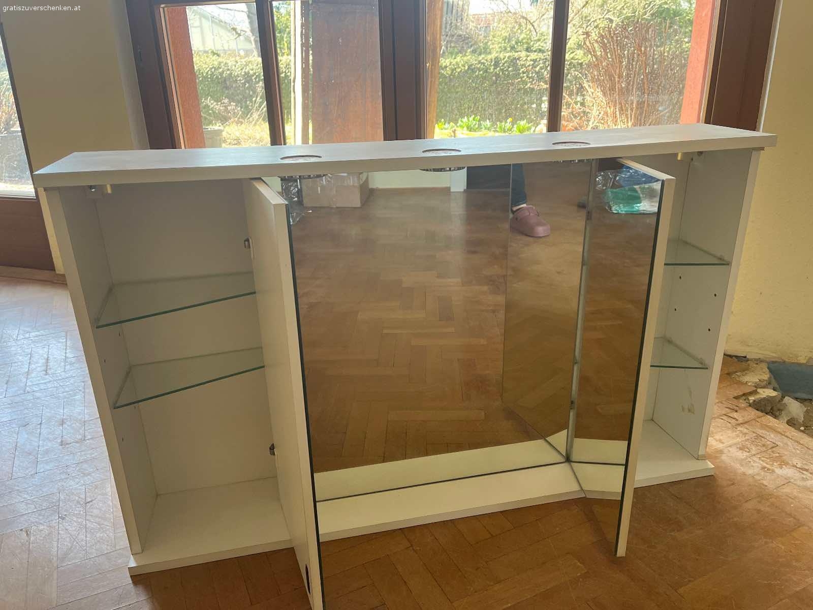 Spiegelschrank für Badezimmer. Spiegelschrank Seitenteile aufklappbar zu verschenken