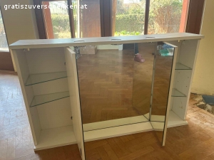 Spiegelschrank für Badezimmer. Spiegelschrank Seitenteile aufklappbar zu verschenken