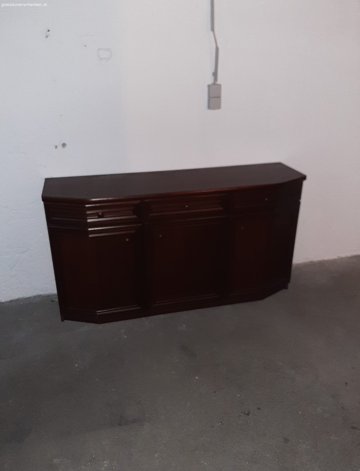 Stellage mit einem Mahagoni Kastl. Verschenke eine Neuwertige Stellage mit einem Mahagoni Kastl