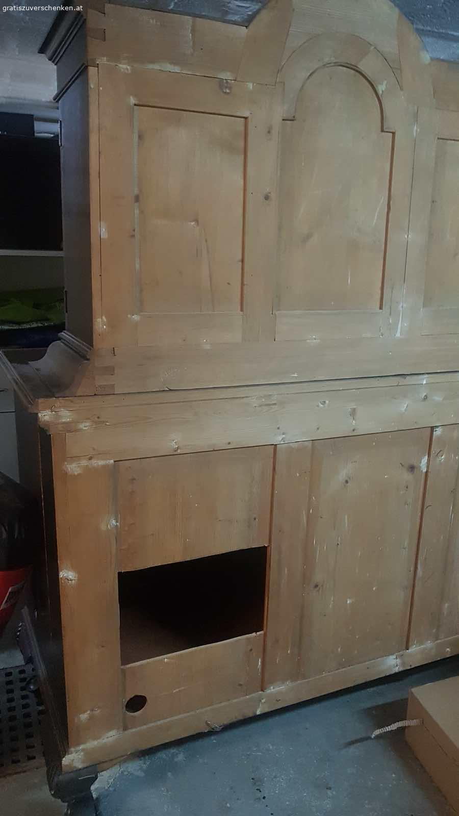 Tolle alte Anrichte. Die Anrichte ist ein Erbstück und passt leider nicht in mein Wohnzimmer. Sie ist aus Eiche (Vollholz). Am oberen Aufsatz ist sie beschädigt, auch wurde ein Teil der Rückwand ausgeschnitten. Beides sieht man aber nicht wenn sie an einer Wand steht. 
Das Glas ist in original Zustand und geschliffen. 
Die Maße: H181 B208 T69
Die Anrichte wird wie auf dem Foto her gegeben, allerdings ohne Inhalt, Geschenke und sonst auf dem Foto sichtbare Dinge!
Sie ist ebenerdig abzuholen und man kann gut mit einem Kleinbus fast direkt zufahren. Ich würde mich freuen wenn sie jemand brauchen kann und sie einen schönen Platz bekommt.