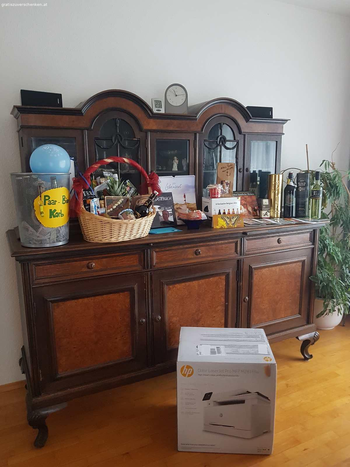 Tolle alte Anrichte. Die Anrichte ist ein Erbstück und passt leider nicht in mein Wohnzimmer. Sie ist aus Eiche (Vollholz). Am oberen Aufsatz ist sie beschädigt, auch wurde ein Teil der Rückwand ausgeschnitten. Beides sieht man aber nicht wenn sie an einer Wand steht. 
Das Glas ist in original Zustand und geschliffen. 
Die Maße: H181 B208 T69
Die Anrichte wird wie auf dem Foto her gegeben, allerdings ohne Inhalt, Geschenke und sonst auf dem Foto sichtbare Dinge!
Sie ist ebenerdig abzuholen und man kann gut mit einem Kleinbus fast direkt zufahren. Ich würde mich freuen wenn sie jemand brauchen kann und sie einen schönen Platz bekommt.