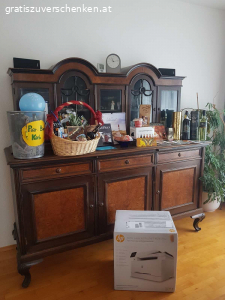 Tolle alte Anrichte. Die Anrichte ist ein Erbstück und passt leider nicht in mein Wohnzimmer. Sie ist aus Eiche (Vollholz). Am oberen Aufsatz ist sie beschädigt, auch wurde ein Teil der Rückwand ausgeschnitten. Beides sieht man aber nicht wenn sie an einer Wand steht. 
Das Glas ist in original Zustand und geschliffen. 
Die Maße: H181 B208 T69
Die Anrichte wird wie auf dem Foto her gegeben, allerdings ohne Inhalt, Geschenke und sonst auf dem Foto sichtbare Dinge!
Sie ist ebenerdig abzuholen und man kann gut mit einem Kleinbus fast direkt zufahren. Ich würde mich freuen wenn sie jemand brauchen kann und sie einen schönen Platz bekommt.