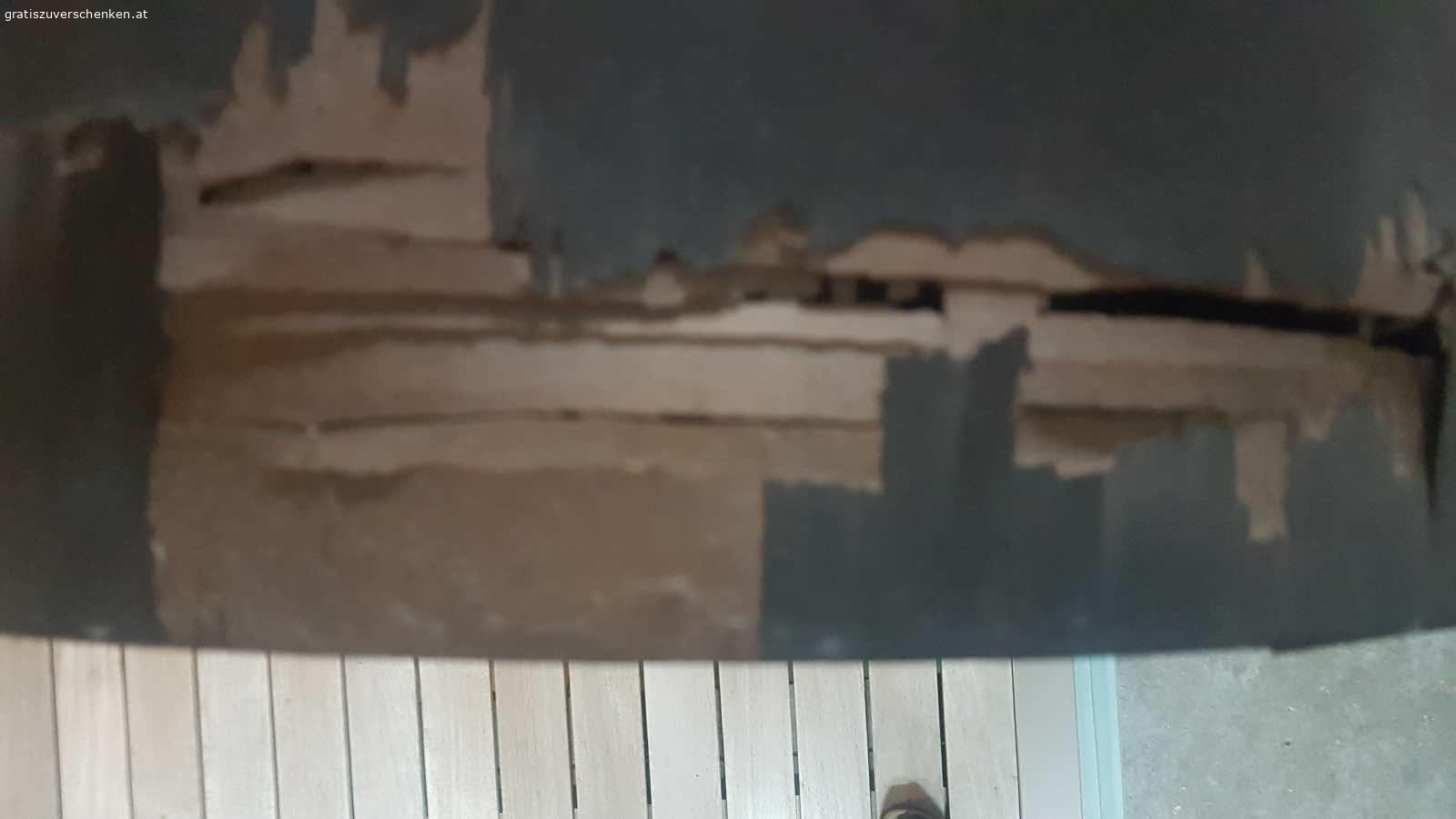 Tolle alte Anrichte. Die Anrichte ist ein Erbstück und passt leider nicht in mein Wohnzimmer. Sie ist aus Eiche (Vollholz). Am oberen Aufsatz ist sie beschädigt, auch wurde ein Teil der Rückwand ausgeschnitten. Beides sieht man aber nicht wenn sie an einer Wand steht. 
Das Glas ist in original Zustand und geschliffen. 
Die Maße: H181 B208 T69
Die Anrichte wird wie auf dem Foto her gegeben, allerdings ohne Inhalt, Geschenke und sonst auf dem Foto sichtbare Dinge!
Sie ist ebenerdig abzuholen und man kann gut mit einem Kleinbus fast direkt zufahren. Ich würde mich freuen wenn sie jemand brauchen kann und sie einen schönen Platz bekommt.