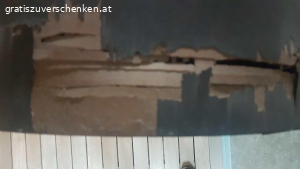 Tolle alte Anrichte. Die Anrichte ist ein Erbstück und passt leider nicht in mein Wohnzimmer. Sie ist aus Eiche (Vollholz). Am oberen Aufsatz ist sie beschädigt, auch wurde ein Teil der Rückwand ausgeschnitten. Beides sieht man aber nicht wenn sie an einer Wand steht. 
Das Glas ist in original Zustand und geschliffen. 
Die Maße: H181 B208 T69
Die Anrichte wird wie auf dem Foto her gegeben, allerdings ohne Inhalt, Geschenke und sonst auf dem Foto sichtbare Dinge!
Sie ist ebenerdig abzuholen und man kann gut mit einem Kleinbus fast direkt zufahren. Ich würde mich freuen wenn sie jemand brauchen kann und sie einen schönen Platz bekommt.