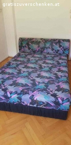 Verschenke Bett 200x140 Liegefläche. Verschenke zur Selbstabholung und Selbstabbau Bett mit 140x200cm Liegefläche. Kopfteil hat 148x75x18cm