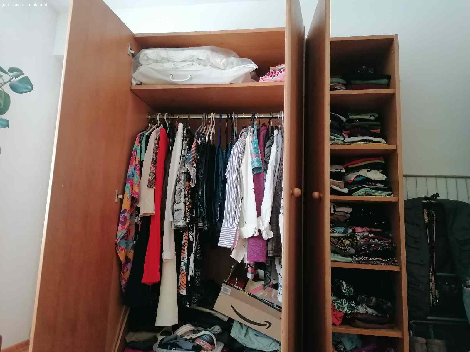 Vollholz Kleiderkasten. Vollholz Kleiderkasten
150 cm breit,  200 cm hoch
Doppeltüre 100 cm- Tiefe 60cm
Einfache Türe 50cm- Tiefe 50 cm

Selbstdemontage und Selbstabholung