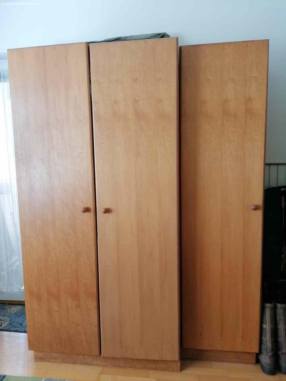 Vollholz Kleiderkasten. Vollholz Kleiderkasten
150 cm breit,  200 cm hoch
Doppeltüre 100 cm- Tiefe 60cm
Einfache Türe 50cm- Tiefe 50 cm

Selbstdemontage und Selbstabholung