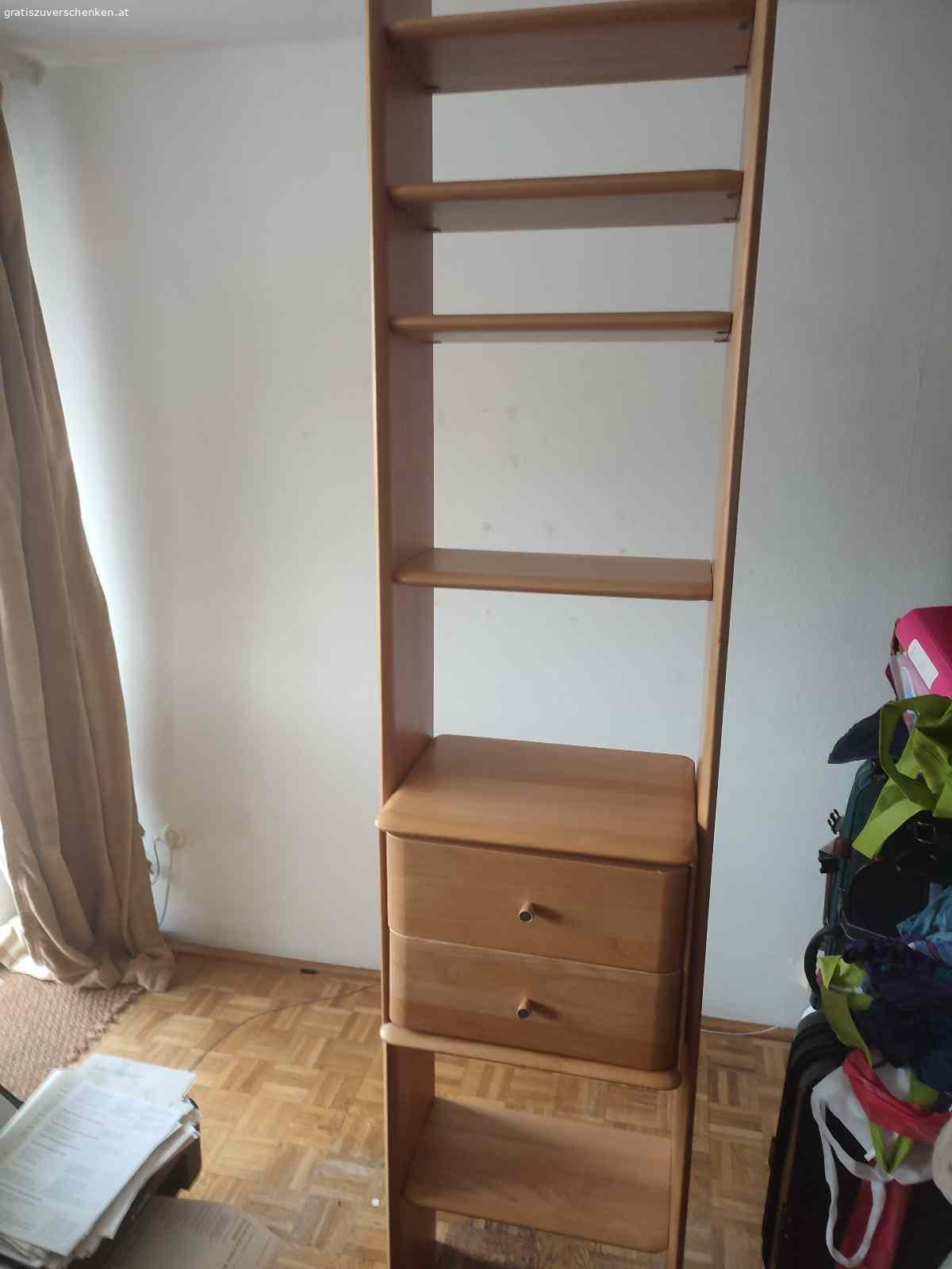 Wandschrank Vollholz. Wandschrank aus Vollholz, Höhe  2 meter, 60 cm Breite und 30 cm Tiefe. Nur an Selbstabholer, bitte zu zweit, Regal ist schwer und lässt sich nicht auseinander bauen.