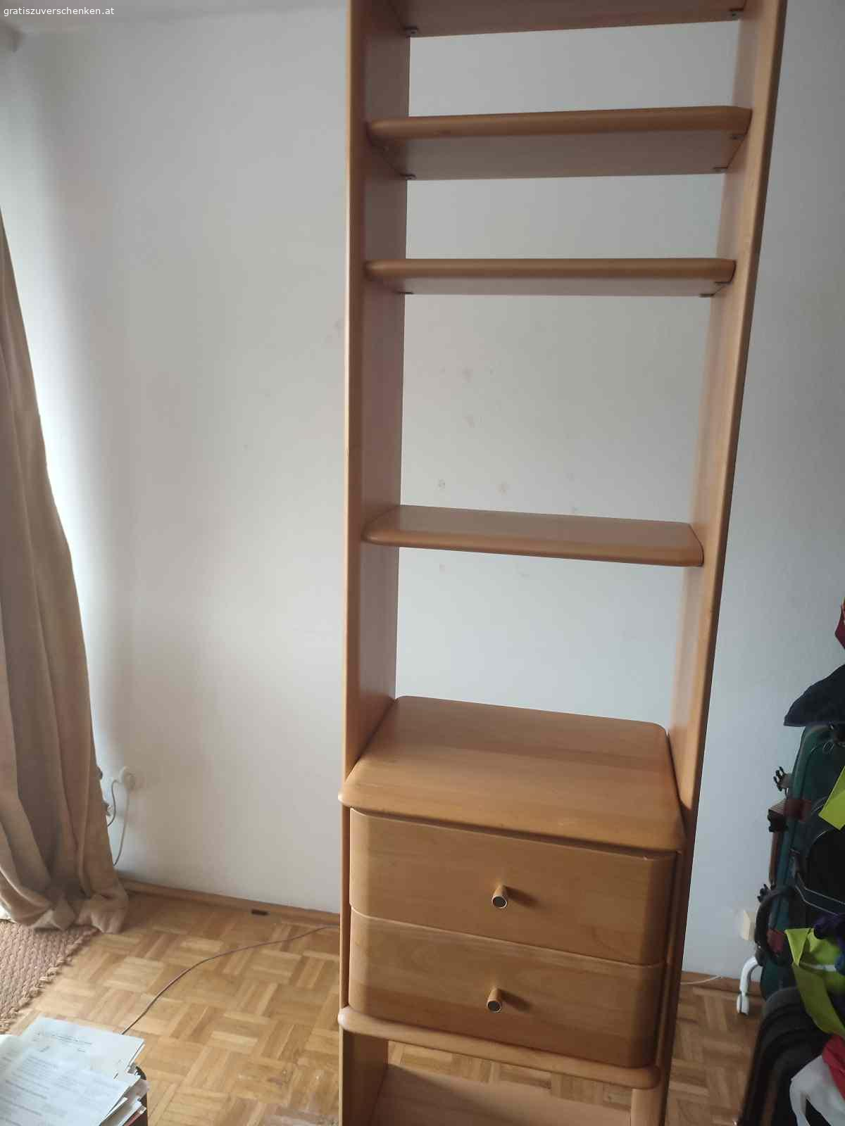 Wandschrank Vollholz. Wandschrank aus Vollholz, Höhe  2 meter, 60 cm Breite und 30 cm Tiefe. Nur an Selbstabholer, bitte zu zweit, Regal ist schwer und lässt sich nicht auseinander bauen.