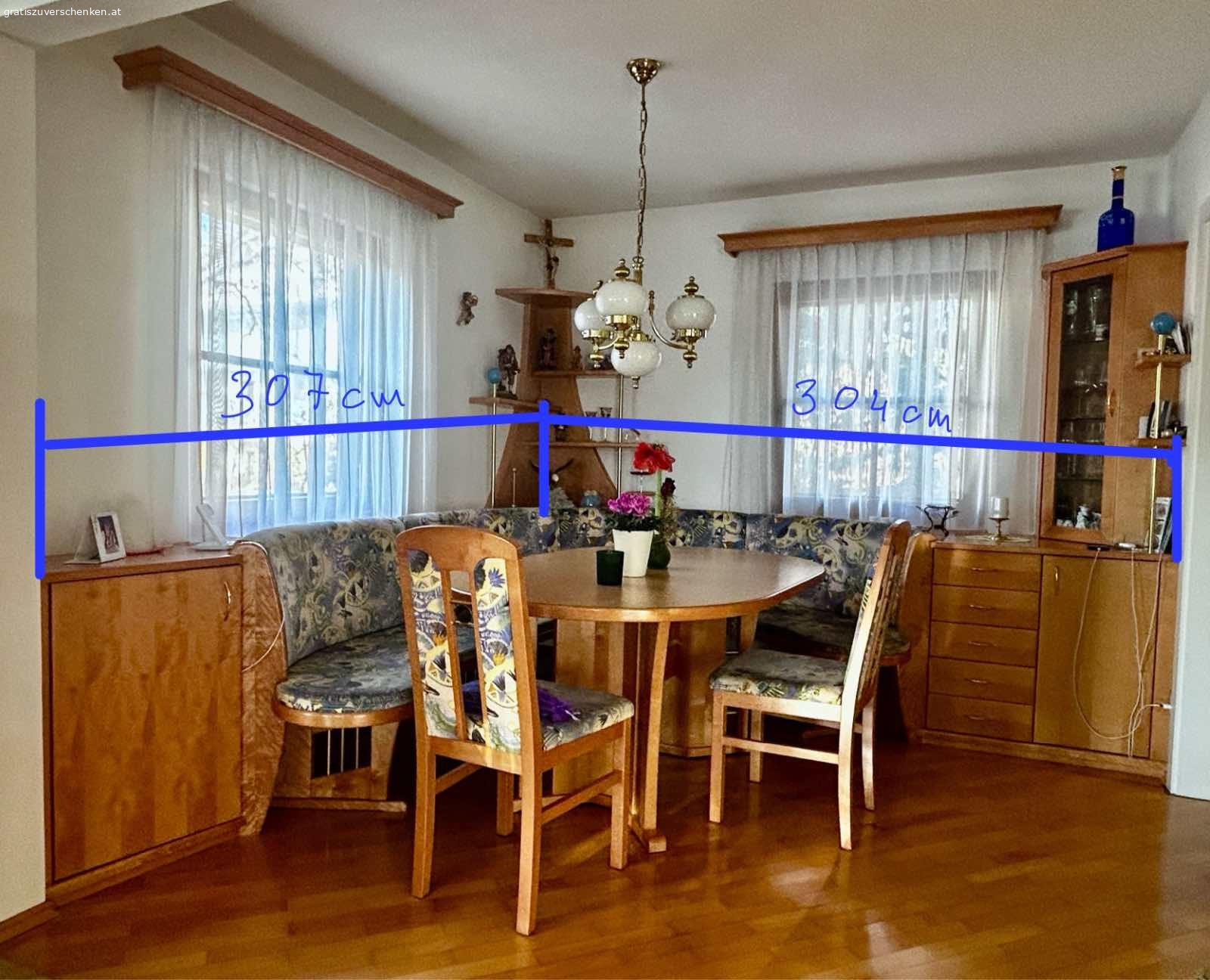 Wohn- und Esszimmer zu verschenken. Kompletter Wohnzimmerverbau, Echtholz, in Top Zustand, sowie ein Esszimmer mit Sitzbank, Esstisch und div. Schränken zu verschenken! Nur komplett abzugeben. Die Möbel sind bereits demontiert und bereit zur Abholung!