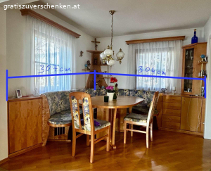 Wohn- und Esszimmer zu verschenken. Kompletter Wohnzimmerverbau, Echtholz, in Top Zustand, sowie ein Esszimmer mit Sitzbank, Esstisch und div. Schränken zu verschenken! Nur komplett abzugeben. Die Möbel sind bereits demontiert und bereit zur Abholung!