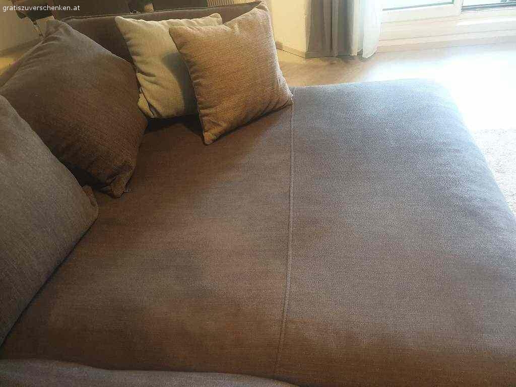 Wohnlandschaft, Couch, Sofa, große Eckcouch. Gut erhaltene etwa ein Jahr von den Vormietern benützte Couch. Nichtraucherhaushalt, keine Tiere.