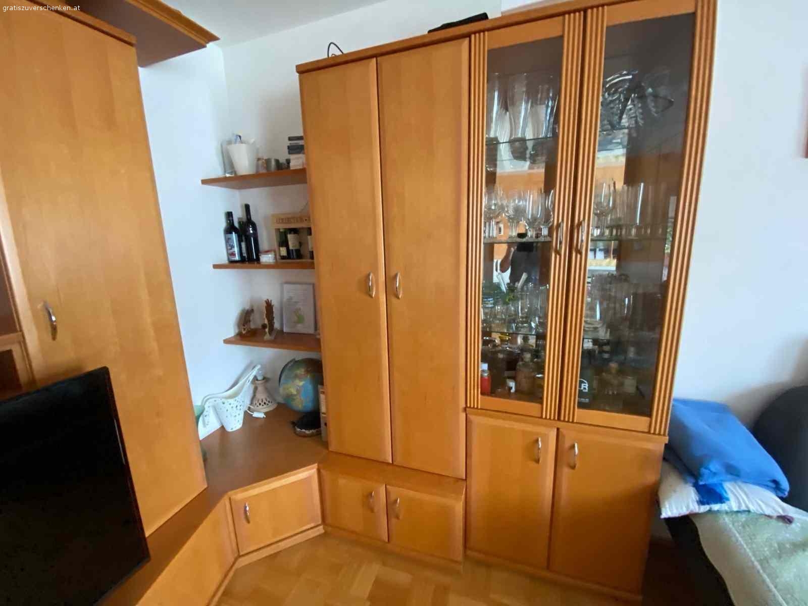 Wohnwand 2 teilig. Teilmassiver Wohnzimmerverbau auch getrennt aufstellbar in Erle
Tischlerarbeit
Zu Verschenken 
Selbstabholung in Klagenfurt