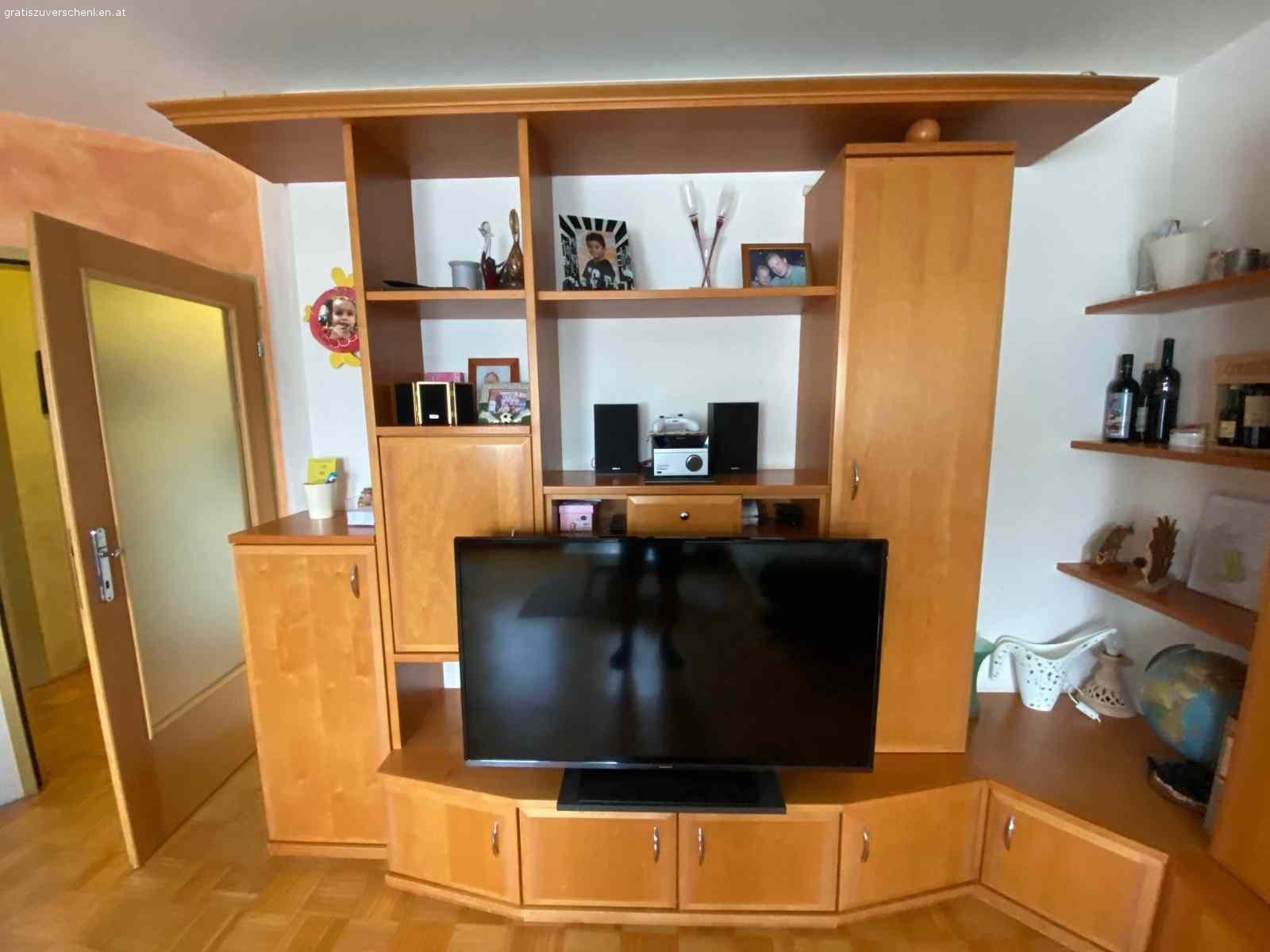 Wohnwand 2 teilig. Teilmassiver Wohnzimmerverbau auch getrennt aufstellbar in Erle
Tischlerarbeit
Zu Verschenken 
Selbstabholung in Klagenfurt