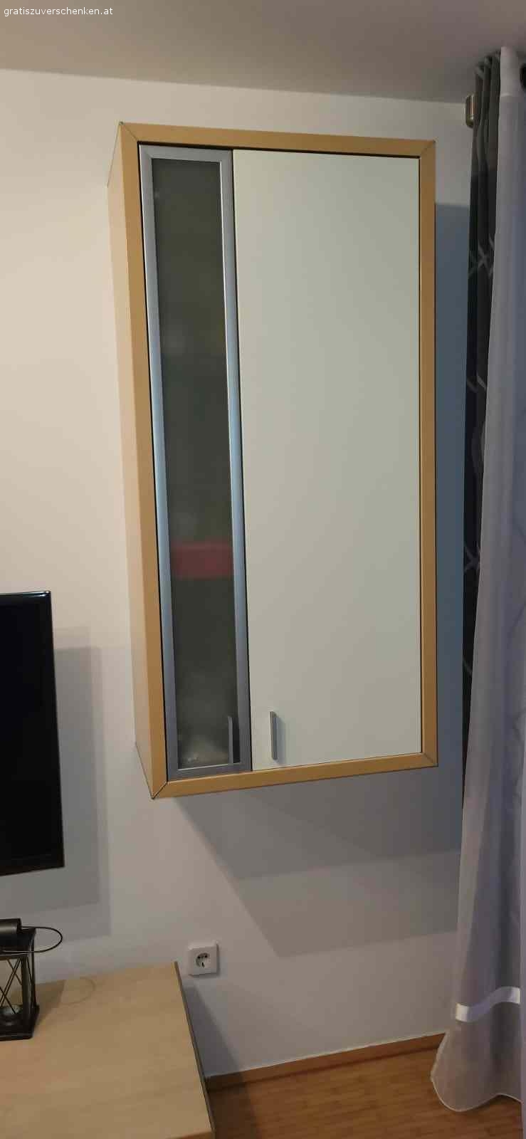 Wohnwand. Wohnwand gegen selbstabholung zu verschenken.