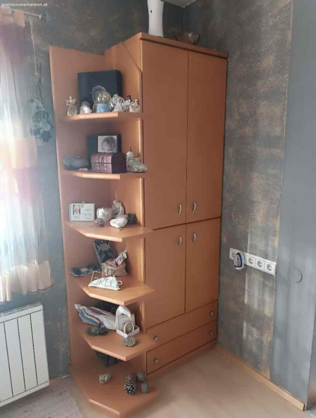 Wohnwand. Wohnwand vom Leiner, Massiv in gutem Zustand.
Vitrine mit Spot und es gibt für den Eckkasten noch ein dazugehöriges Wandboard