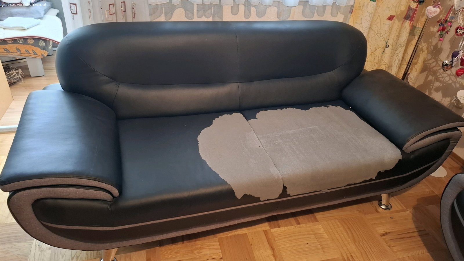 Wohnzimmer Couch. zu verschenken 
3 Sitzer Länge 210 cm, Tiefe 85 cm, Höhe 82 cm, Sitzhöhe 45 cm
2 Sitzer Länge 170 cm anderen Maße gleich mit 3 Sitzer
Nur Selbstabholung möglich 
Keine Garantie oder Rücknahme möglich