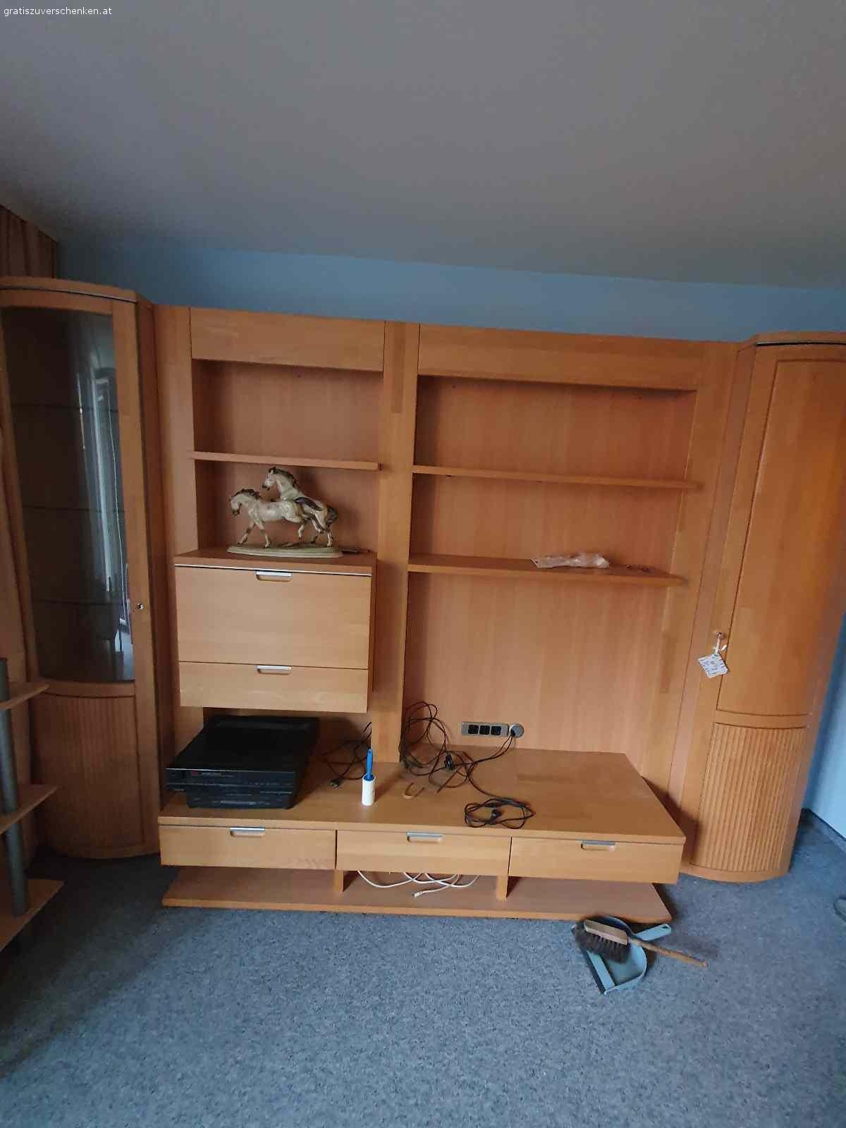 Wohnzimmer mit Tischen. Wohnzimmerwand
Computertisch
Esstisch Holz Höhe verstellbar
Klapptisch und Luster