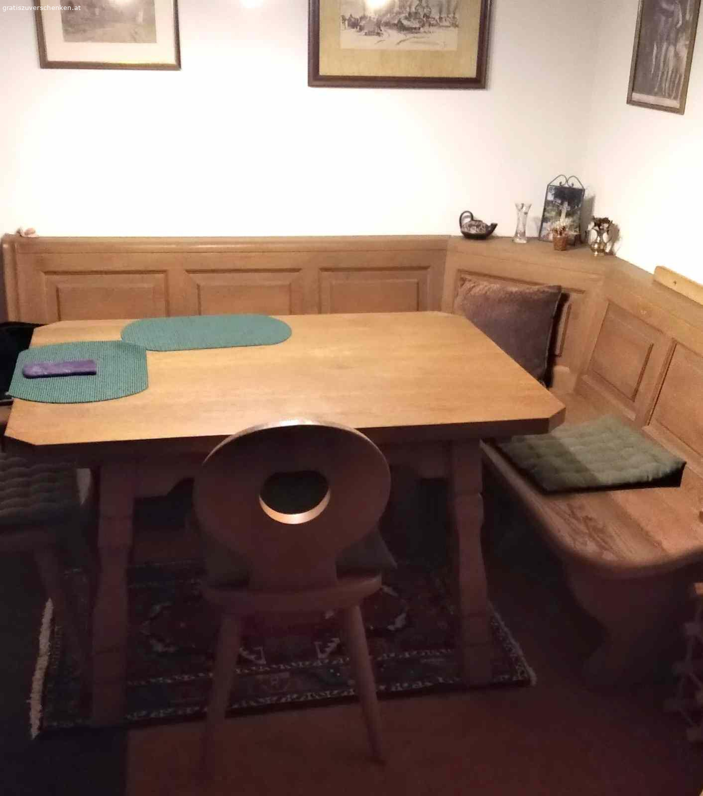 Wohnzimmer-Möbelgruppe. Sitzecke mit Kredenz, Tisch, zwei Stühlen ... alles massiv in Eiche, tischlerisch hervorragend und STIL eben STIL