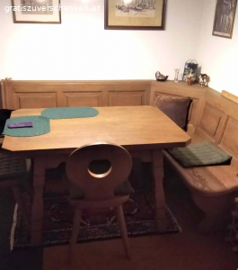 Wohnzimmer-Möbelgruppe. Sitzecke mit Kredenz, Tisch, zwei Stühlen ... alles massiv in Eiche, tischlerisch hervorragend und STIL eben STIL