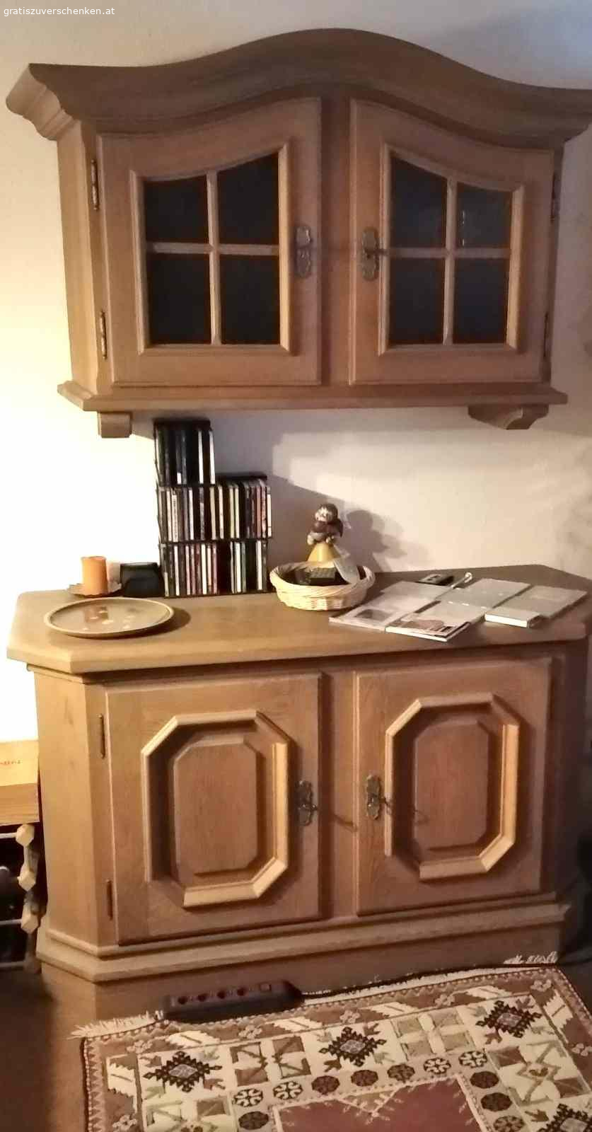 Wohnzimmer-Möbelgruppe. Sitzecke mit Kredenz, Tisch, zwei Stühlen ... alles massiv in Eiche, tischlerisch hervorragend und STIL eben STIL