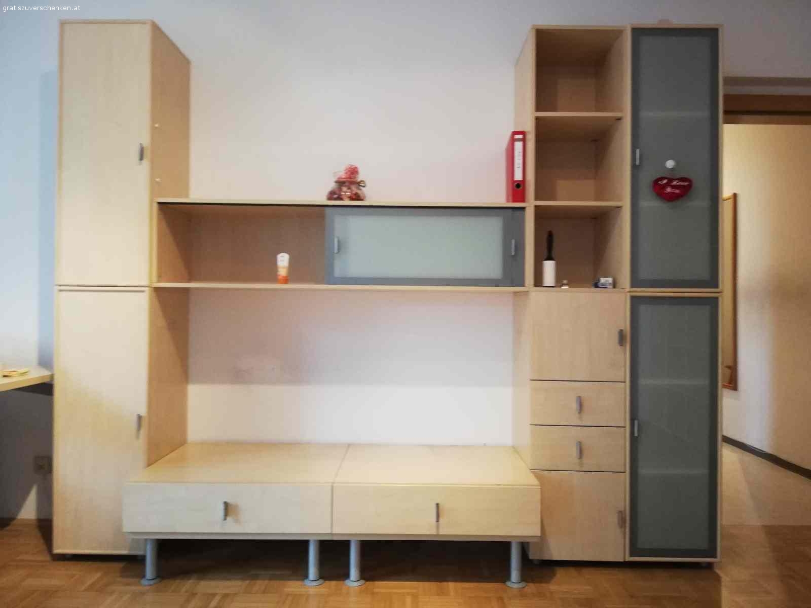 Wohnzimmerkasten. Wohnzimmerschrank in tadellosem Zustand 

Maße: 203 x 215