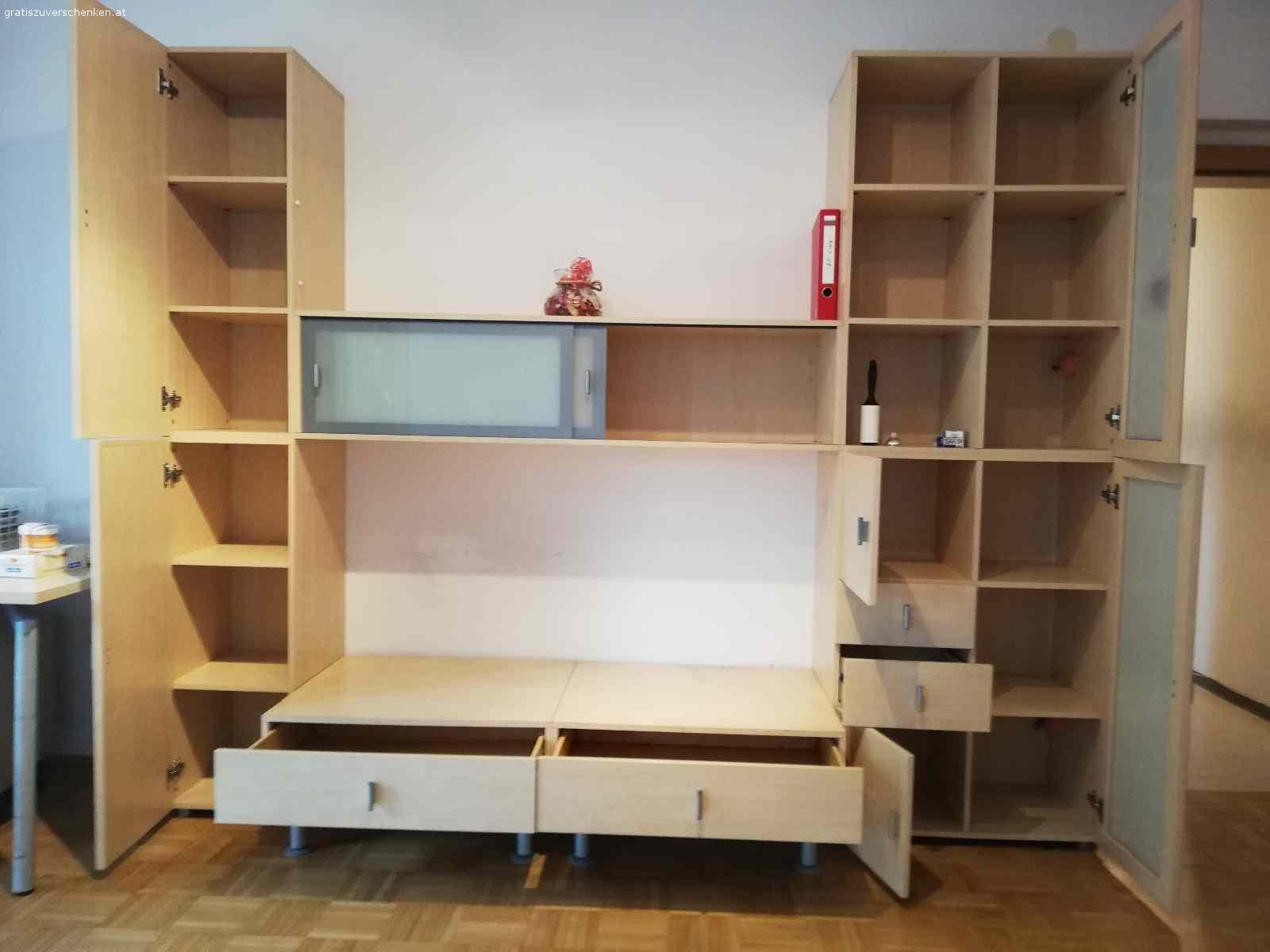 Wohnzimmerkasten. Wohnzimmerschrank in tadellosem Zustand 

Maße: 203 x 215