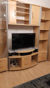 Wohnzimmerschrank. Wohnzimmerschrank besteht aus 5 Teilen. Glasvitrinen mit Beleuchtung. Gesamtlänge ca. 2,65 m Höhe ca. 2,15 m. Nichtraucherhaushalt. Selbstabholung. Der Hängeteil muss erst abmontiert werden.
