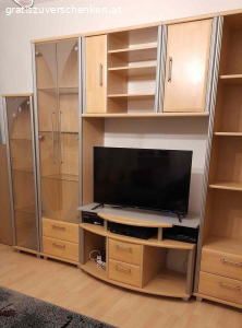 Wohnzimmerschrank. Wohnzimmerschrank besteht aus 5 Teilen. Glasvitrinen mit Beleuchtung. Gesamtlänge ca. 2,65 m Höhe ca. 2,15 m. Nichtraucherhaushalt. Selbstabholung. Der Hängeteil muss erst abmontiert werden.