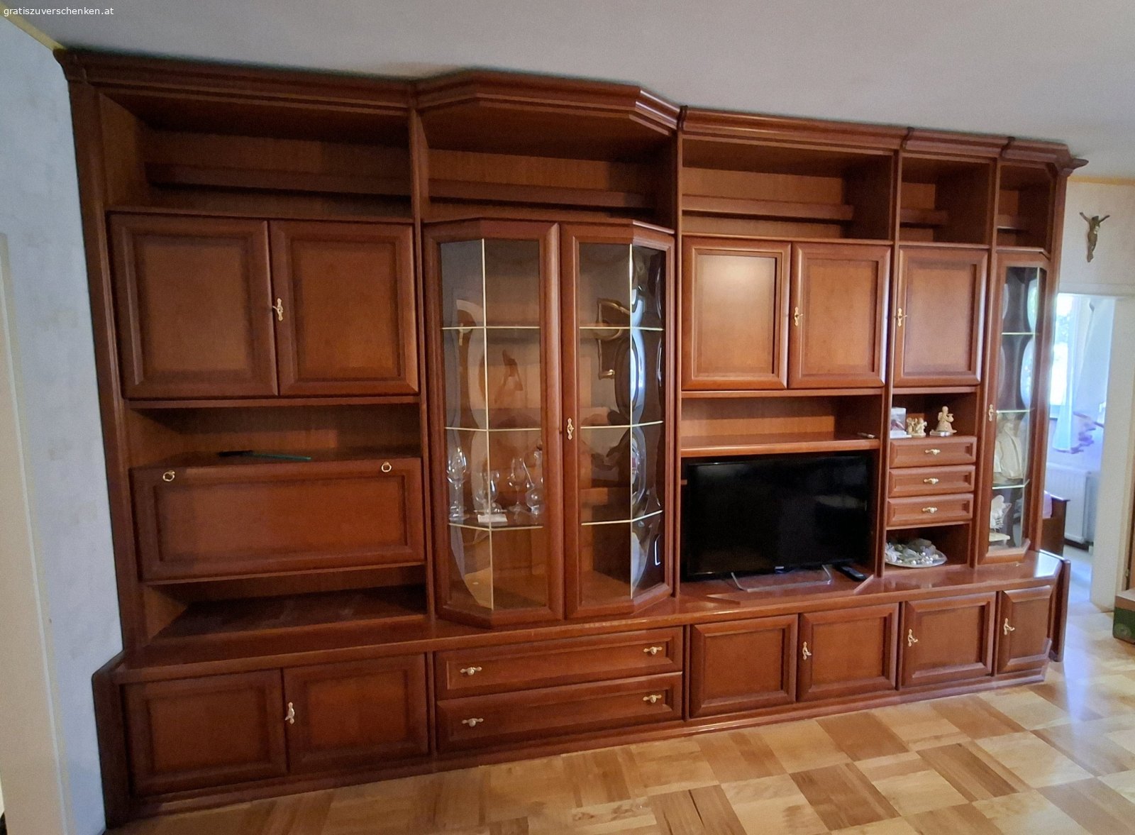 Wohnzimmerschrank. schöner Wohnzimmerschrank zu verschenken 
Länge 420 cm, Tiefe unten 60 cm, Höhe 256 cm
Nur Selbstabholung und Selbstabbau 
Keine Garantie oder Rücknahme möglich